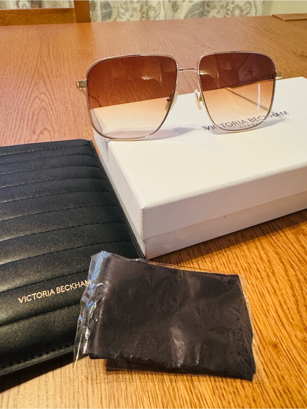 🆕 Victoria Beckham Gold Frame Aviator Sunglasses with Brown Gradient Lenses - Picture 6 of 7